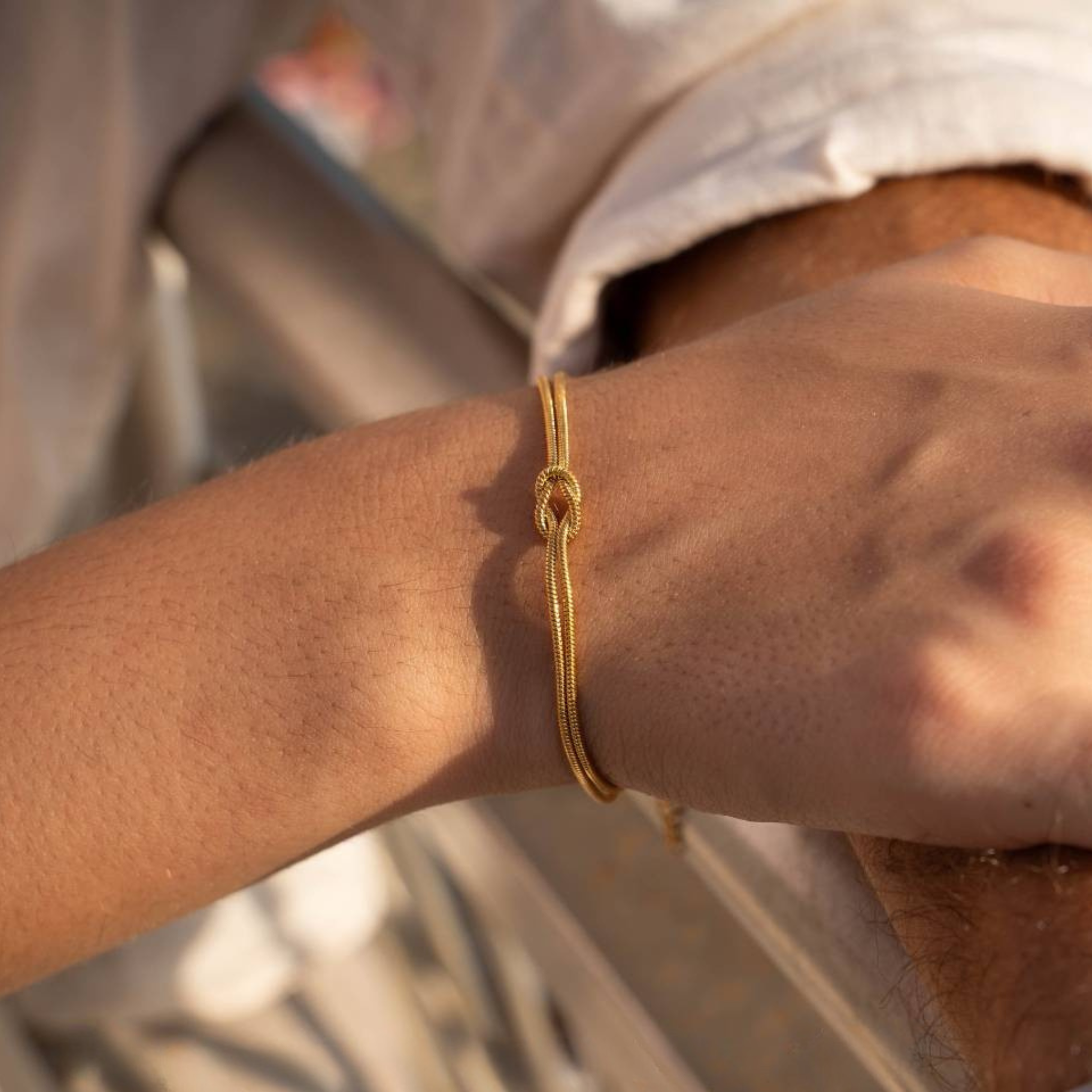 bracelet OR bacika sur main femme