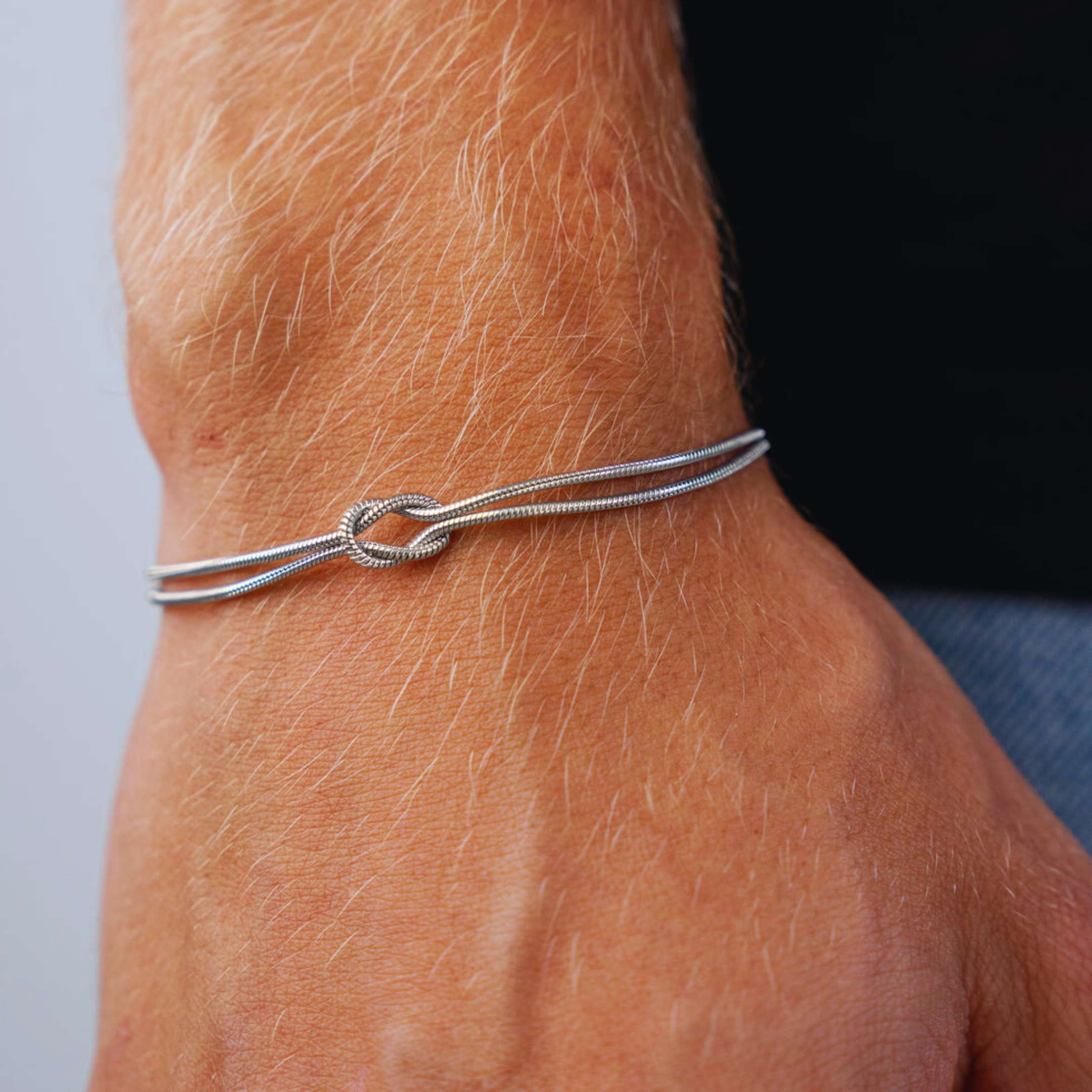bracelet argent bacika sur main homme
